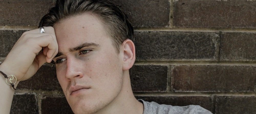 besorgt blickender Jugendlicher